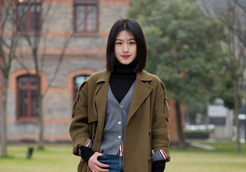 烫的短发发型,那就去美发店把自己剪短到肩部上面的头发用离子烫拉直