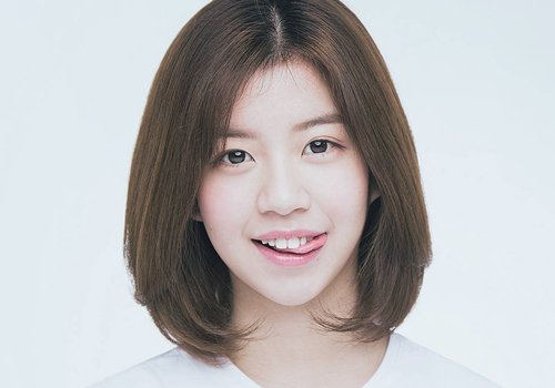 短发直发发型有着c型的大号弧线,女生中分齐肩发内扣 烫发发型,头型