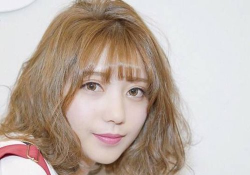 女生齐刘海烫发尾短发发型