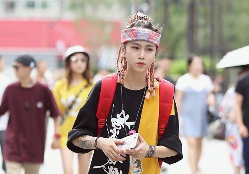 女生橘棕色脏辫 马尾辫发型