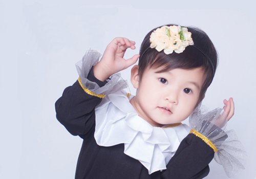 短头发梳什么样的款式,更加适合小女孩呢?
