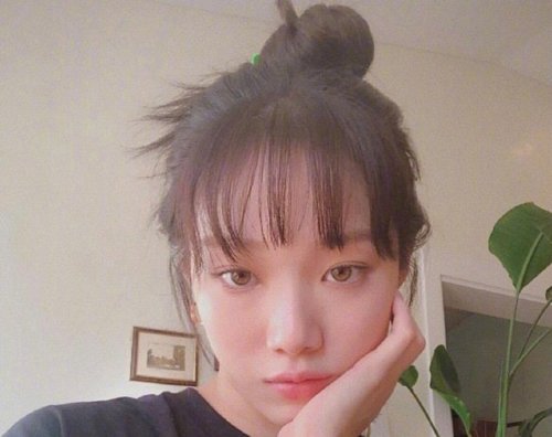 女生齐刘海高扎丸子头发型