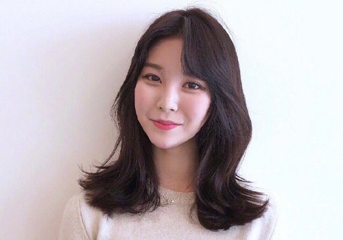 女人38岁该留什么发型,38岁女人什么发型好看 这款韩式中年女士中分刘海外卷烫发发型,非常适合头发多的35岁女性,从