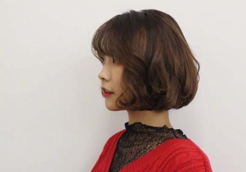 女生短刘海短发烫发发型设计,给乖巧精致的脸型做出细节调整,短发烫发