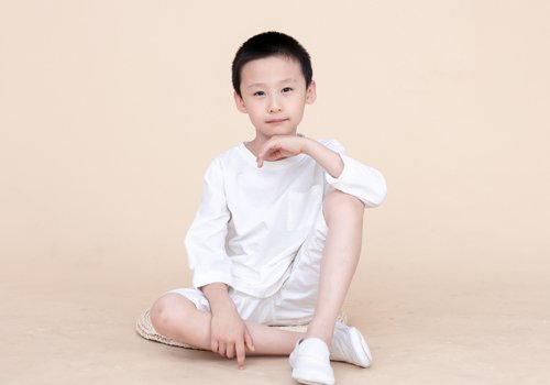 能够在各个角度展现出帅气男孩子的风格,男童做短发寸头发型,小脸型都