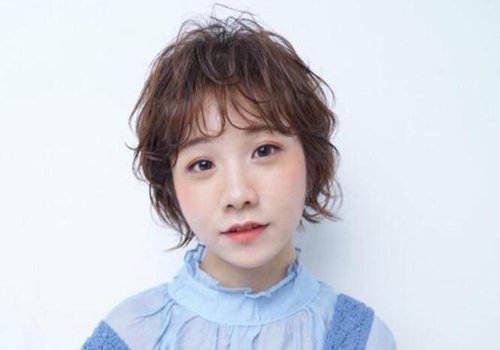 因此今年秋天特地去美发店把头发全部烫卷,弄成韩式空气刘海满头卷