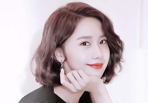 林允儿最新短发烫发造型超美 亲身示范奔三女生梳短卷发如此少女