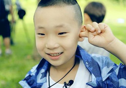 小男孩短发平头发型设计,发际线的头发梳了有空气感的样子,鬓角头发有