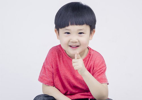 小男孩剪发两边短上边长怎么做剃鬓角发型好流行男童都被迷倒了