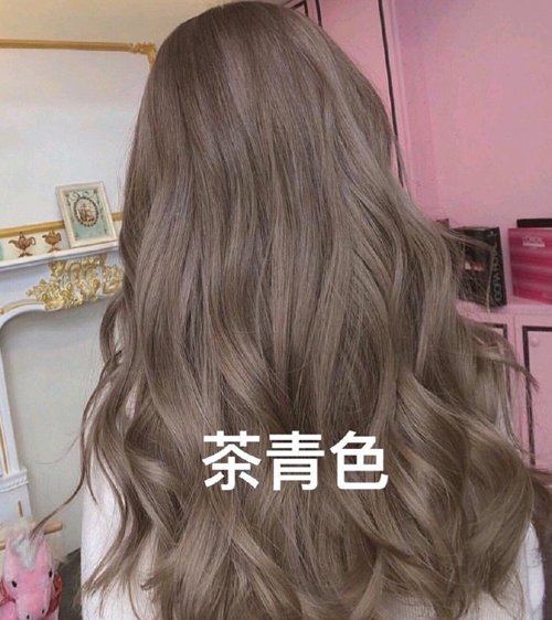 冷茶色的染发发型,给额头上的刘海梳了倾斜的空气感效果,外翻卷烫发