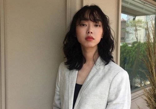 女生圆脸空气刘海烫发发型