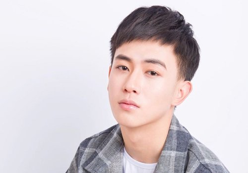 椭圆脸男生剃鬓角偏分短发发型