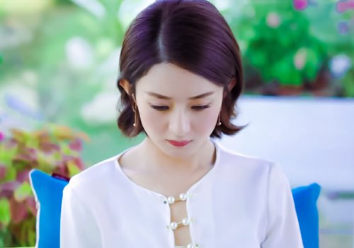 赵丽颖的复古短发烫发发型,是用了露耳的样式,梳不对称的短发发型,能