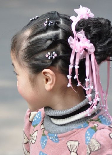 短头发的小女孩怎么梳头发呢,妈妈们这边看,不仅仅是小女孩的扎发发型
