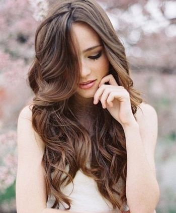 发型热点 > 波浪发型 >  大卷烫发妩媚性感很是迷人这也是很多女生