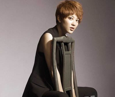 应采儿陈小春羡煞旁人 应采儿魅力发型很惹眼