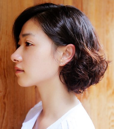 短发让小眼女生也迷人 万茜短发波波头展优姿