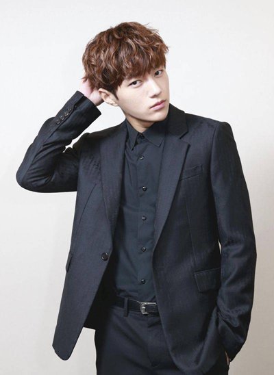金明洙短发黑西装帅哭了有木有 金明洙新潮韩式发型来袭