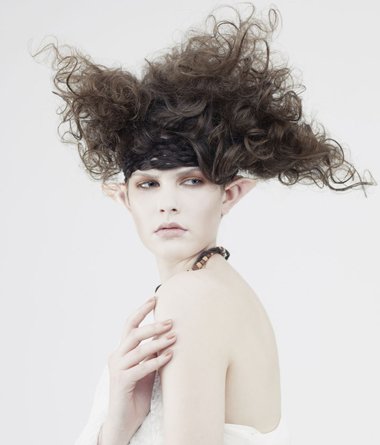 非主流女生们,常见的优雅淑女型的卷发发型肯定不得你心,那就将头发烫