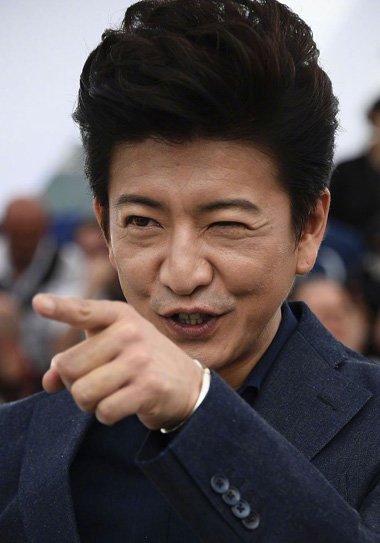 木村拓哉梳蓬松卷发闪亮登场 男星的精心打造发型