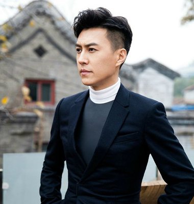 "老干部"靳东获大批粉丝跟拍人气十足 靳东熟男短发发型尽展型男范儿