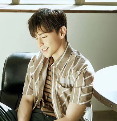 邓伦黑色短发发型清新帅气