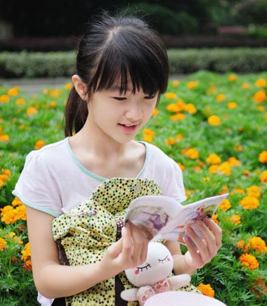 教你怎样梳13岁女孩马尾辫更好看 马尾辫的各种花样步骤