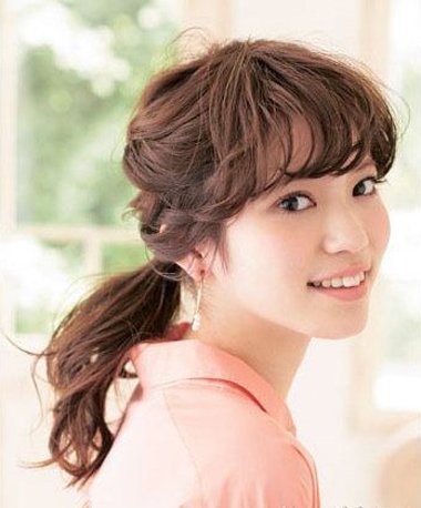 发型热点 > 扎发发型图片 >  把耳朵遮住怎么扎头发好看?