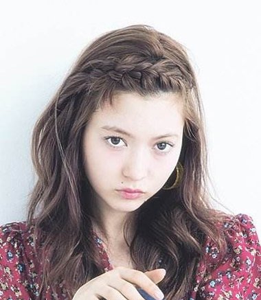 额头上的头发怎么编辫 学生额头前面头发怎么弄好看