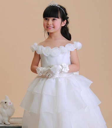 配公主裙的青少年女孩发型 大童公主美丽发型
