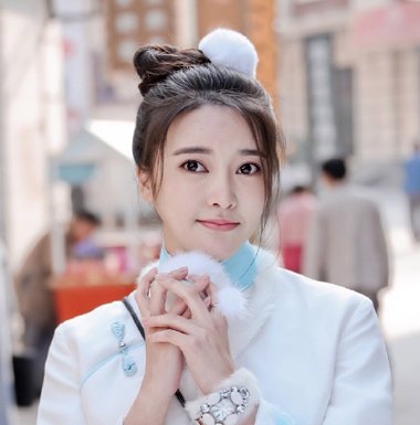 小狐仙张璇最爱自然 长发无修饰也能拍写真