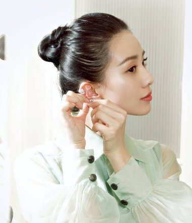 刘诗诗剪短发告别盘发形象 曾经她爱这样梳盘发