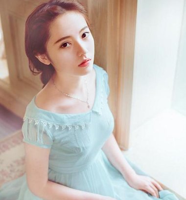 ����Ů����ô��ͷ���ں�����һ������