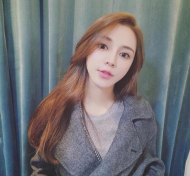 浅梨木色头发抬肤色吗 女生梨木色头发效果图