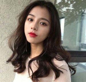 2020女生烫发有最新的当然成上选 女生发型不能放松烫卷发更是如此