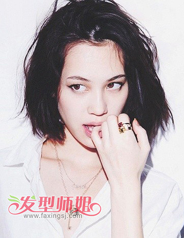 气质中分+中长发 让发型更修颜更吸睛