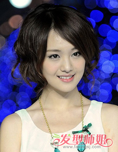 圆脸巧用微卷发 塑出精致小脸视觉