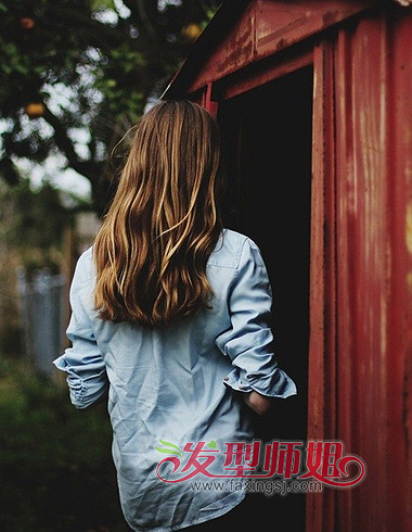因长卷发而恋上你的背影 只待回眸一笑百媚生