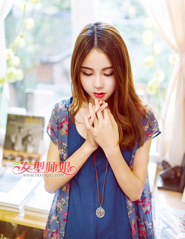 国字脸女生倾情奉献 修颜卷发显抢眼