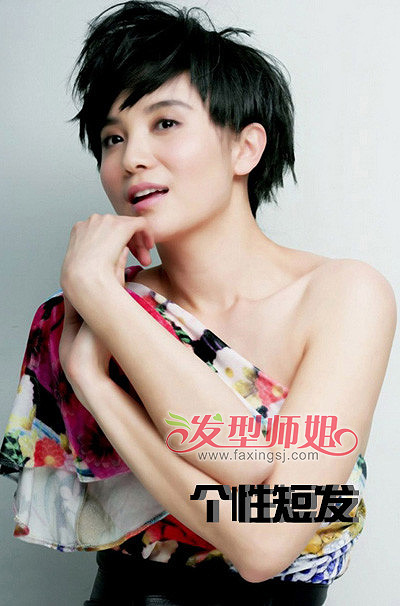 气质女星小宋佳 飘逸长发尽显成熟魅力