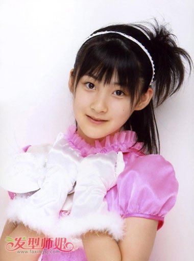 过肩长发花苞头扎法 披肩发扎花苞头步骤