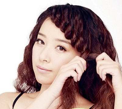 斜刘海编小辫子怎么编 斜分刘海辫子辫法