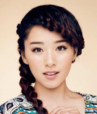 斜刘海编小辫子怎么编 斜分刘海辫子辫法