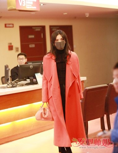 谢娜乌黑中长发特抢镜 时尚星味唯美发型设计