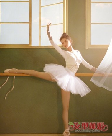 景甜舞蹈梦写真 丸子头设计更出众