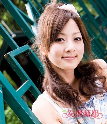 扎一个发型怎么样看上去蓬松点 看起来凌乱蓬松的女生发型怎么扎