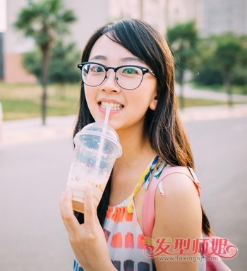 黑框圆眼镜配什么发型合适 女生黑框眼镜搭配什么发型