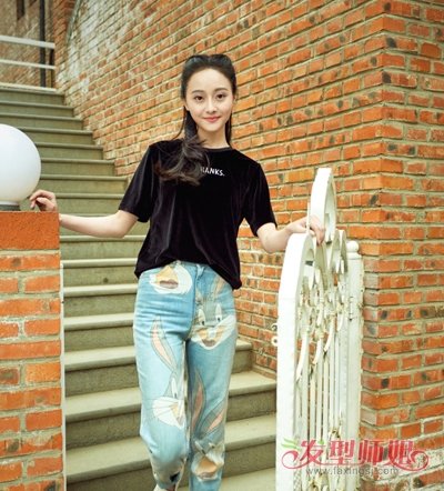 据说鲜花和美女更配哦 郭玮洁半丸子头扎发画风唯美