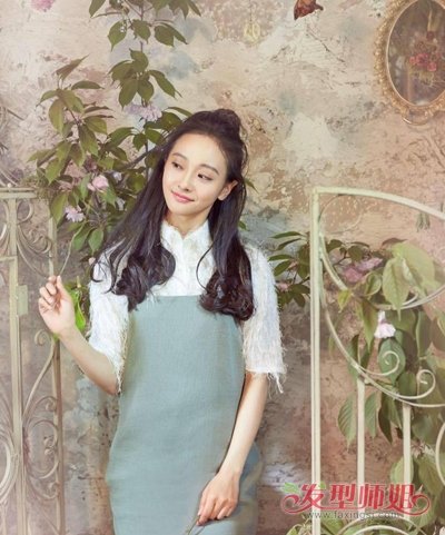 据说鲜花和美女更配哦 郭玮洁半丸子头扎发画风唯美