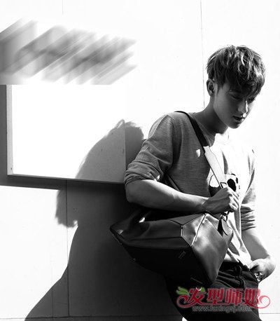 黄子韬衬衣+阔腿裤秀任性长腿 短发背头随性又帅气